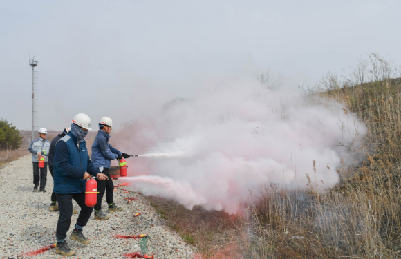 수도권매립지관리공사는 지난 16일 제3매립장 북측 제방 일대에서 현장 대응 능력을 높이기 위해 대형 화재를 가정한 재난 대응 합동 소방 훈련을 실시했다고 17일 밝혔다. [사진=수도권매립지공사]