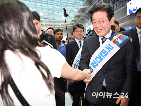 더불어민주당 이재명 대표가 추석 연휴를 하루 앞둔 13일 오전 서울 용산역에서 귀성길에 오른 시민들과 인사를 나누고 있다. [사진=곽영래 기자]