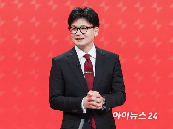 19일 서울 양천구 SBS 스튜디오에서 열린 국민의힘 제5차 전당대회 당대표 후보 방송토론회에 나선 나경원, 한동훈, 윤상현, 원희룡 후보가 방송 준비를 하고 있다. [사진=국회사진취재단]