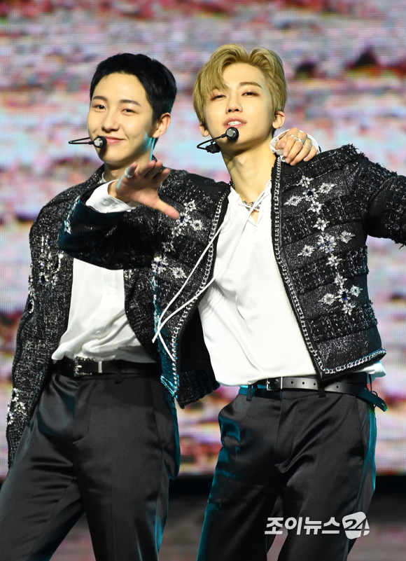 그룹 NCT 드림 런쥔과 재민이 27일 오후 서울 송파구 잠실실내체육관에서 열린 '제11회 가온차트 뮤직 어워즈'에서 멋진 무대를 선보이고 있다. [사진=정소희 기자]