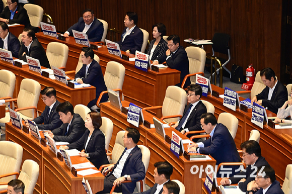 야당 의원들이 25일 오후 서울 여의도 국회에서 열린 본회의에서 방송4법 규탄 피켓을 붙이고 있다. [사진=곽영래 기자]