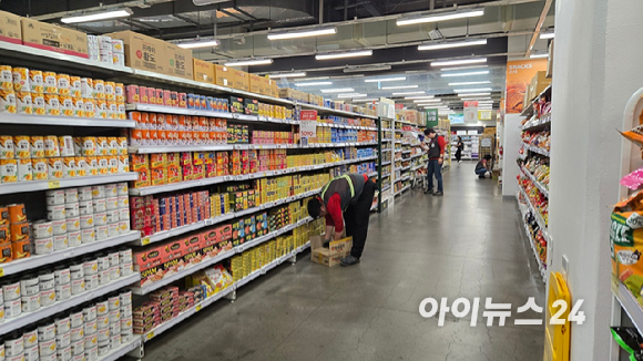 22일 찾은 서울 송파구 홈플러스 잠실점 매장 입구에 할인 안내문 놓여 있다. [사진=진광찬 기자]