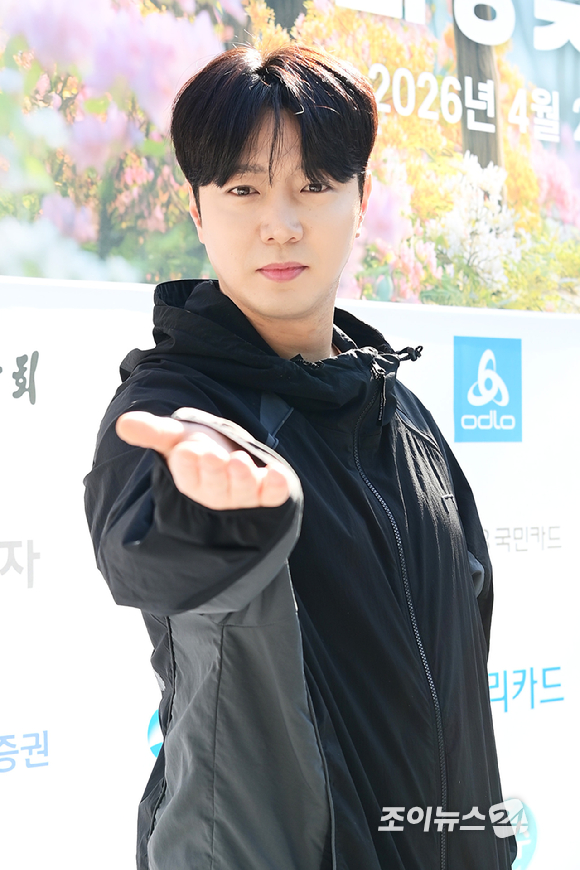 트로트 가수 강설민이 25일 서울 강북구 우이동 만남의 광장에서 열린 산악인 오은선 대장과 함께하는 '제13회 희망찾기 등산&middot;트레킹 교실' 개막식에 홍보대사로 참석하고 있다. [사진=정소희 기자]