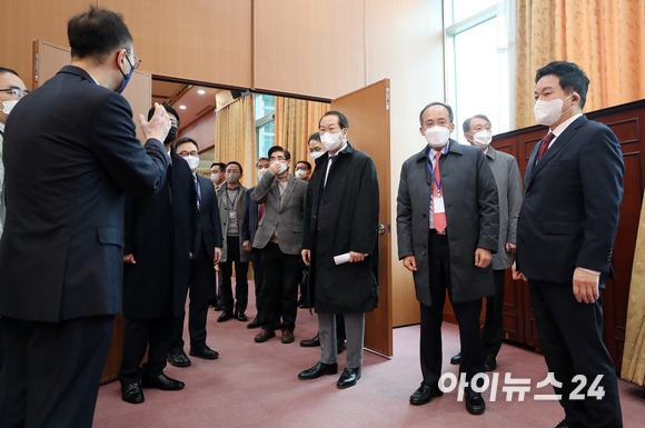 권영세 대통령직인수위원회 부위원장을 비롯한 인수위원들이 18일 오후 새 대통령 집무실 후보지인 서울 종로구 외교부 청사 내부를 둘러보고 있다. [사진=국회사진취재단]