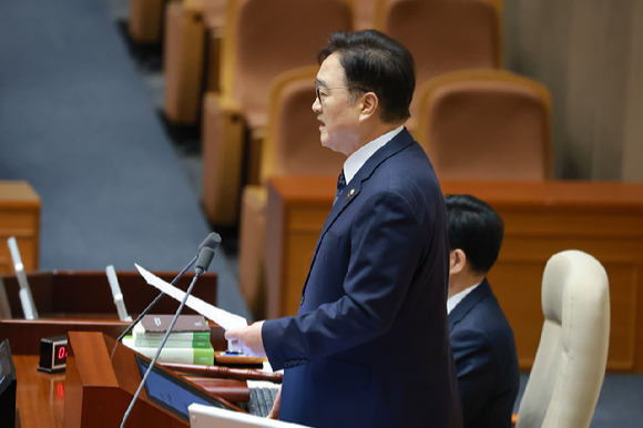  24일 국회에서 열린 12월 임시국회 본회의에서 허위조작근절을 위한 정보통신망법 개정안이 민주당 주도로 처리되고 있다. [사진=연합뉴스]