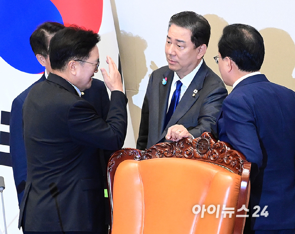 25일 서울 여의도 국회에서 열린 제429회국회(정기회) 제9차 본회의에서 '공인신고자 보호법 일부개정법률안에 대한 신속처리안건 지정동의의 건' 외 3건에 대한 가/부 투표 중 흘려서 기표한 표에 대해 우원식 국회의장과 여야 원내대표들이 유&middot;무효를 논하고 있다. [사진=정소희 기자]