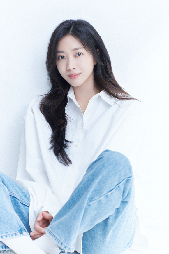 배우 조보아가 넷플릭스 시리즈 '탄금' 인터뷰에 앞서 포즈를 취하고 있다. [사진=엑스와이지 스튜디오]