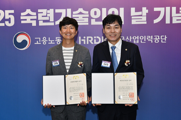 HD현대중공업 고민철 기사(왼쪽)와 HD현대삼호 유동성 기원(오른쪽)이 2025년 대한민국 명장으로 선정됐다. [사진=HD현대]