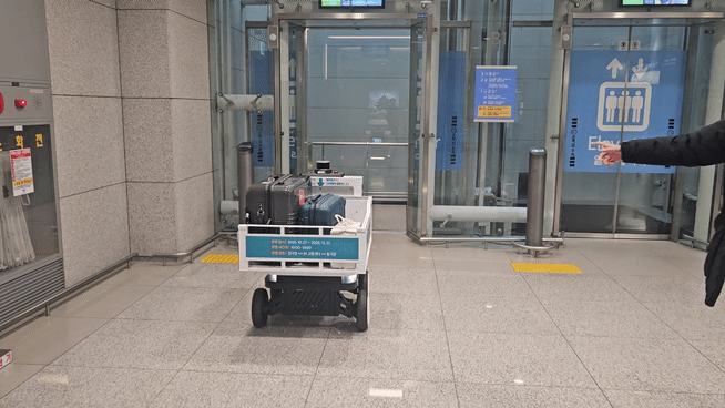 캐리어 배송로봇이 24일 오전 인천국제공항에서 장애물과 캐리어를 든 승객을 피해 주행하고 있다. [사진=설재윤 기자]