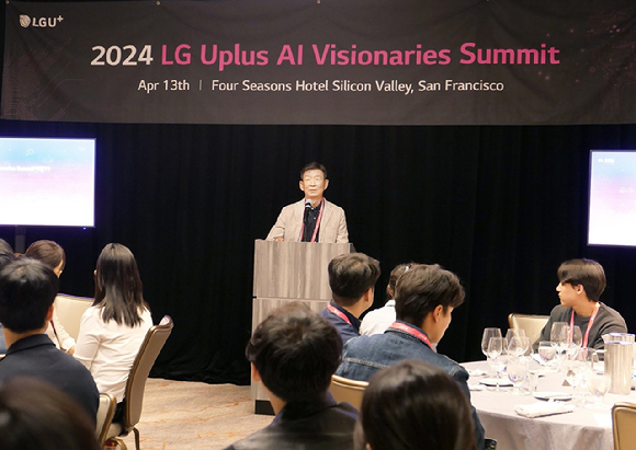 황현식 LG유플러스 대표가 미국 실리콘밸리 포시즌스 호텔에서 AI 분야의 글로벌 인재들과 만남을 갖고 미래 비전을 공유하는 행사를 진행하고 있고 있는 모습. [사진=LGU+]