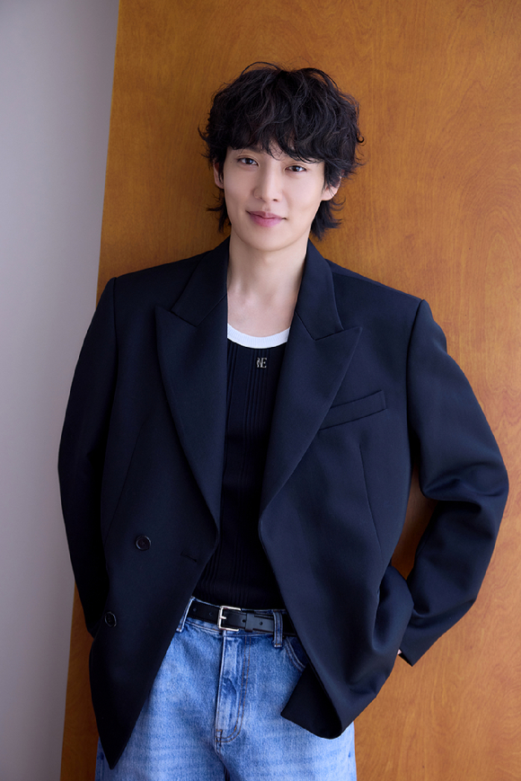 배우 이기택이 JTBC 토일드라마 '미혼남녀의 효율적 만남' 종영 인터뷰에 앞서 포즈를 취하고 있다. [사진=키이스트]