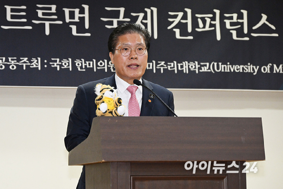 송석준 국민의힘 의원(한미의원연맹 이사)와 정대철 헌정회장, 최문영 미국 미주리대학교 전교 총장, 로드 그레이브 미주리대 이사회 의장, 존 패터슨 미주리주 하원 의장 등이 24일 서울 여의도 국회 의원회관에서 열린 '제16회 해리 트루먼 국제 컨퍼런스'에서 기념 촬영을 하고 있다. 올해로 16번째를 맞은 콘퍼런스는 한국전쟁 당시 미주리주 출신 미국 제33대 대통령 해리 트루먼의 한미 관계와 우호 증진에 기여한 업적을 기리기 위한 국제회의로 한국과 미국 미주리대학에서 2년에 한 번씩 교차로 개최됐다. 국회 한미의원연맹과 미주리대학의 공동개최로 열린 올해 컨퍼런스에서 '변화, 혁신, 미래를 향한 한미 협력'을 주제로 민주주의 발전과 원자력, 인공지능(AI) 등 한미 과학기술 등이 논의됐다. [사진=사진공동취재단]