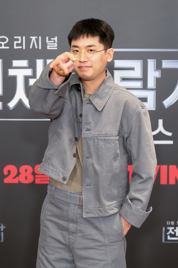 조현철 감독이 26일 온라인으로 진행된 티빙 오리지널 '전체관람가+: 숏버스터' 제작발표회에 참석해 포즈를 취하고 있다. [사진=티빙]
