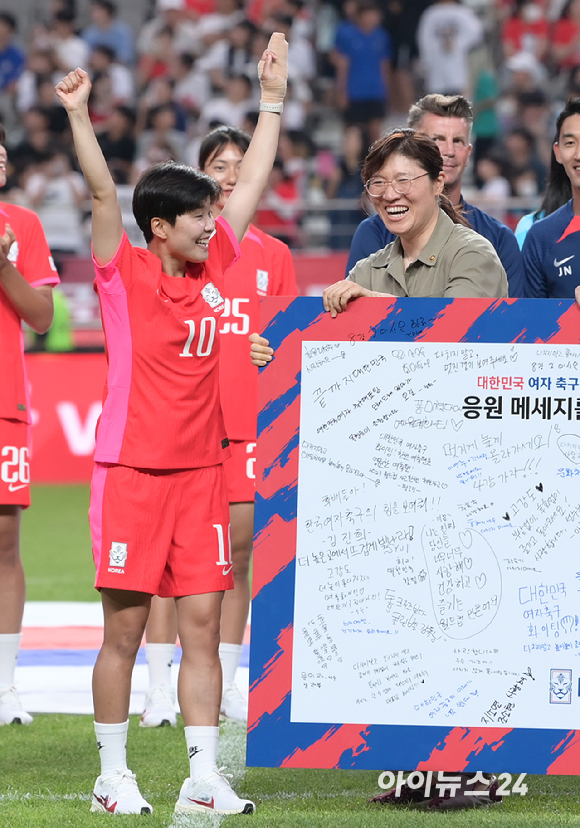 8일 오후 서울월드컵경기장에서 대한민국 여자 축구대표팀의 월드컵 출정식이 펼쳐졌다. 지소연과 장미란 문화체육관광부 2차관이 인사를 나누고 있다. [사진=정소희 기자]