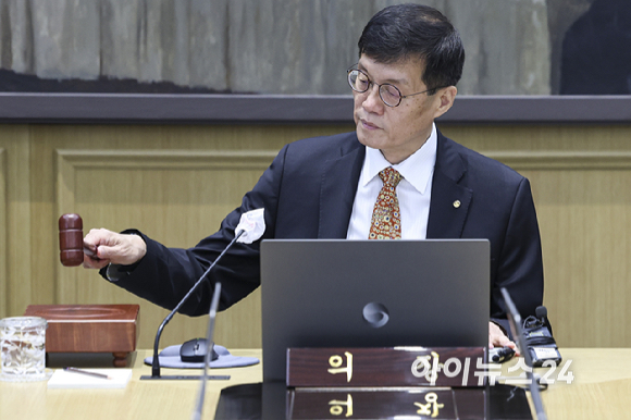 이창용 한국은행 총재가 23일 서울 중구 한국은행에서 열린 금융통화위원회에서 의사봉을 두드리고 있다. [사진=사진공동취재단]
