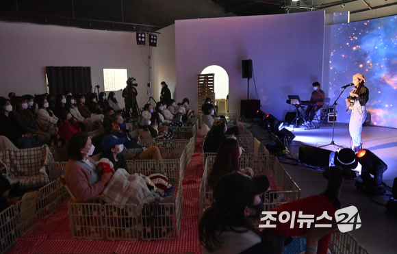 가수 로니추가 5일 오후 서울 광진구 파이팩토리스튜디오에서 열린 '댕댕왕왕 조이콘서트'에서 멋진 무대를 선보이고 있다. [사진=정소희 기자]