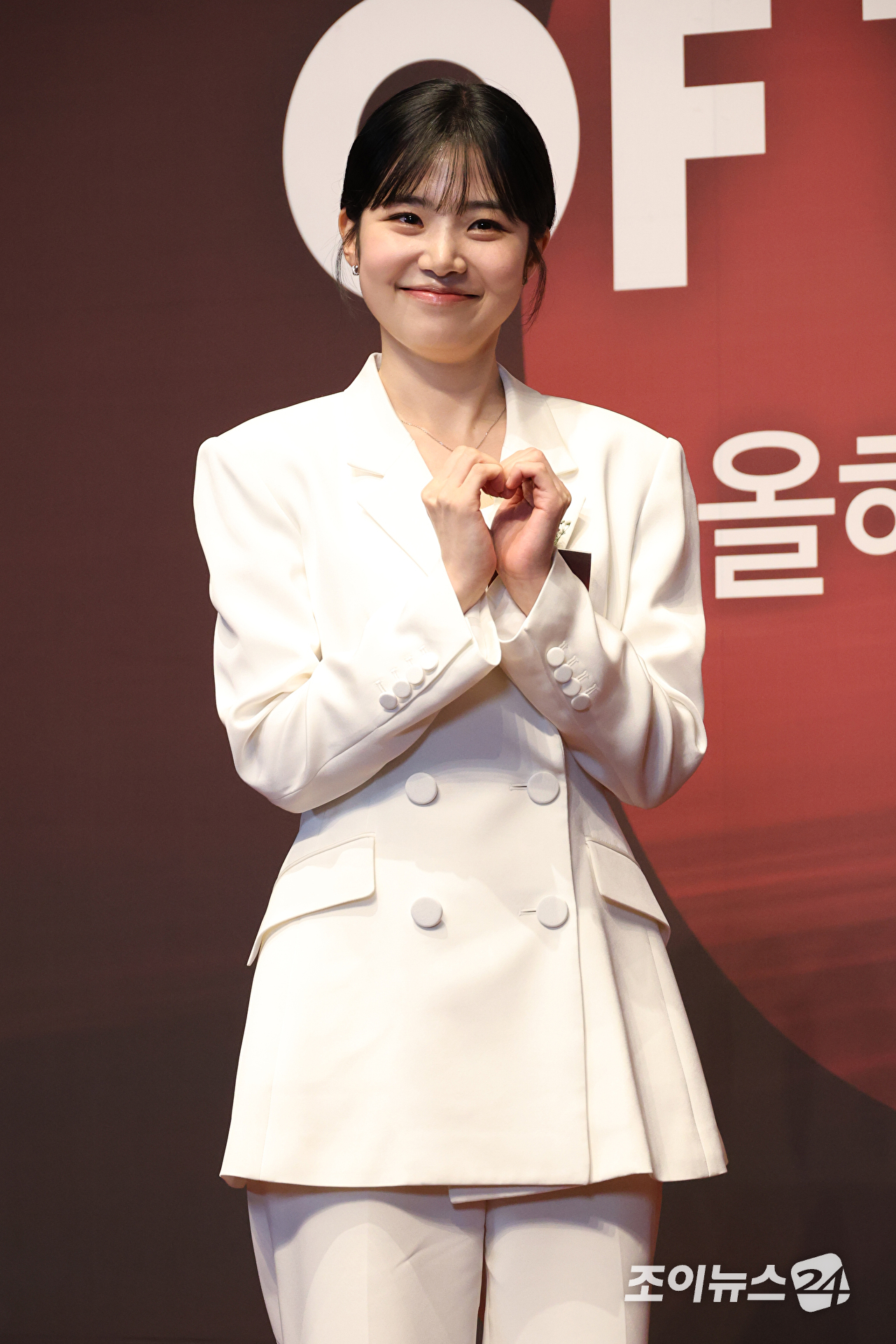 배우 최지수가 1일 오전 서울 중구 신라호텔에서 진행된 '2026 올해의 브랜드 대상' 포토월 행사에 참석해 포즈를 취하고 있다. [사진=문수지 기자]