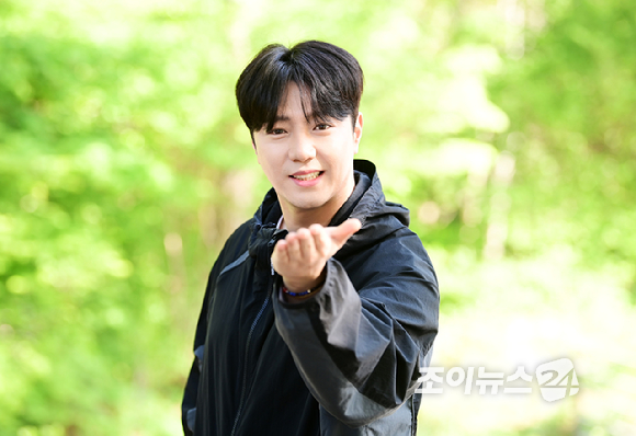 트로트 가수 강설민이 25일 서울 강북구 우이동 만남의 광장에서 열린 산악인 오은선 대장과 함께하는 '제13회 희망찾기 등산&middot;트레킹 교실'에 홍보대사로 참석해 포즈를 취하고 있다. [사진=정소희 기자]