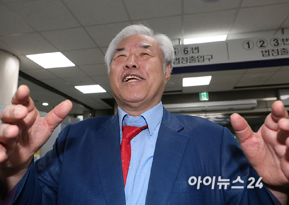 선거법 위반으로 추가기소된 전광훈 사랑제일교회 목사가 11일 오전 서울 서초구 서울중앙지방법원에 출석하고 있다. [사진=사진공동취재단 ]