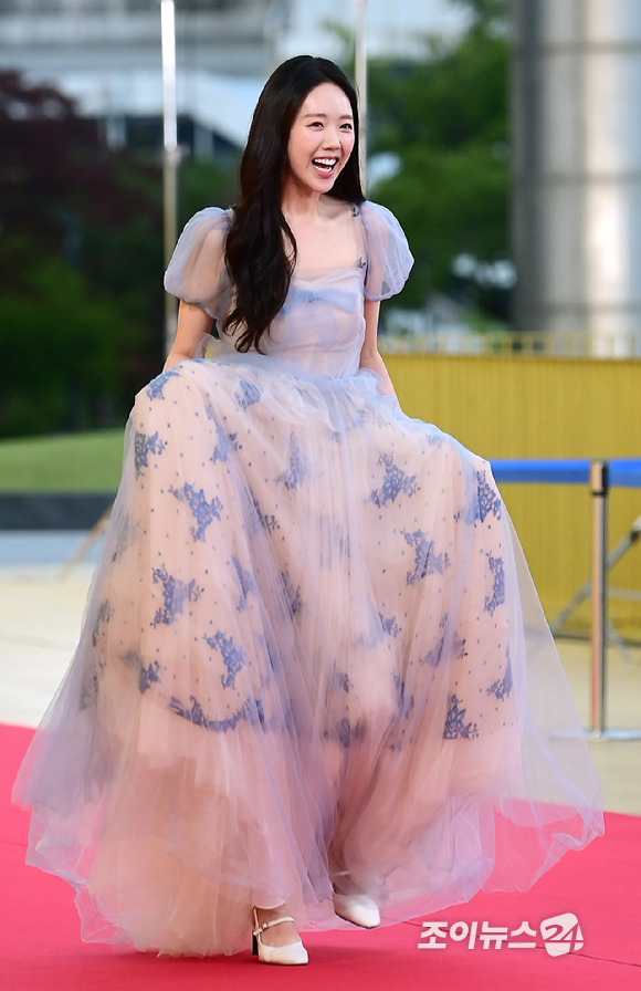 '유재석 캠프' '직장인들' 지예은이&nbsp;31일 오후&nbsp;인천시 영종구 운서동 파라다이스시티에서 열린&nbsp;제5회 청룡시리즈어워즈&nbsp;레드카펫 행사에 참석하고 있다. [사진=정소희 기자]