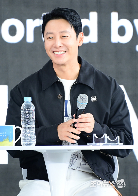 배우 김동욱이 19일 오전 부산광역시 해운대구 우동 영화의 전당에서 열린 제30회 부산국제영화제(BIFF) '윗집 사람들' 오픈토크 행사에 참석하고 있다. [사진=정소희 기자]