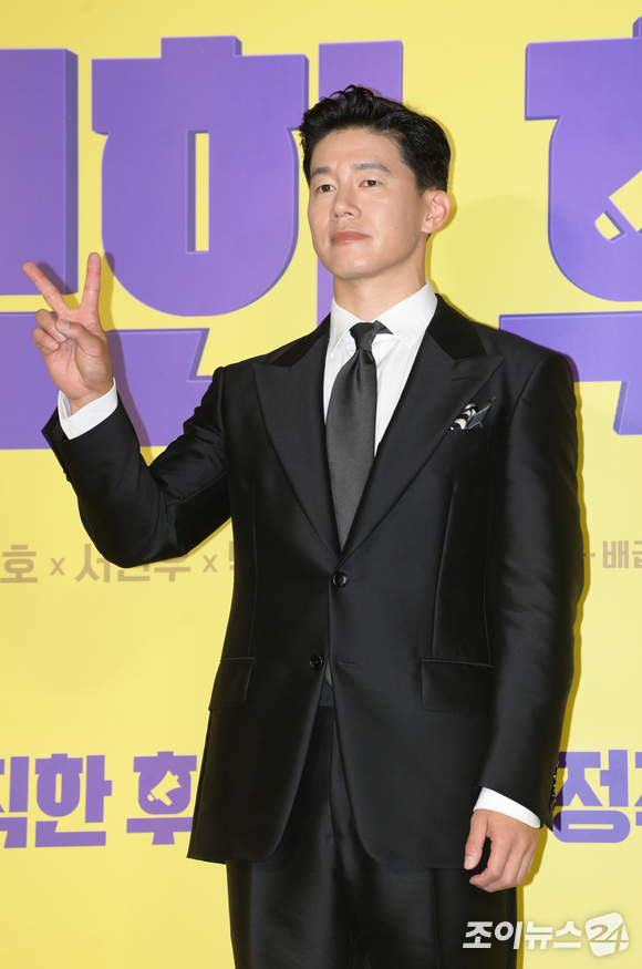 배우 김무열이 서울 광진구 자양동 롯데시네마 건대입구에서 열린 영화 '정직한 후보2'(감독 장유정) 제작보고회에 참석해 포토타임을 갖고 있다. [사진=정소희 기자]