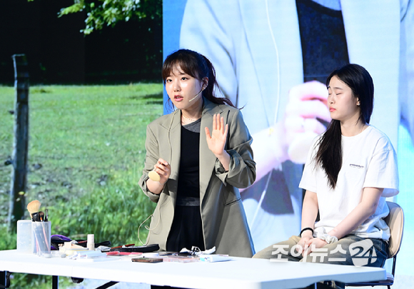 16일 오후 서울 마포구 홍대 인근 온맘씨어터에서 '케이유니버스 오픈클래스'가 진행됐다. 유채연 메이크업 아티스트가 수업을 진행하고 있다. [사진=정소희 기자]