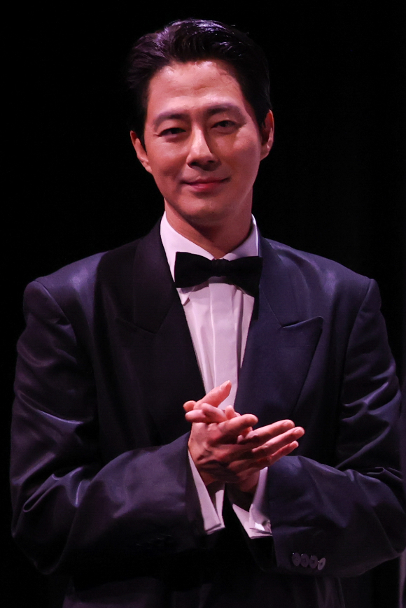 배우 조인성, 설경구, 조여정과 이창동 감독이 제51회 토론토국제영화제에 참석해 포즈를 취하고 있다. [사진=넷플릭스, 셔터스톡]