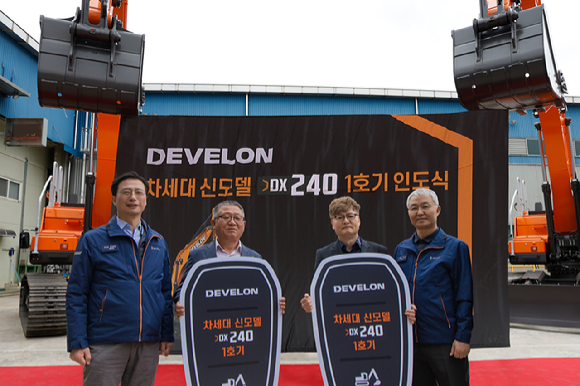  HD현대인프라코어 24톤급 디벨론 중형 굴착기 1호기 전달식 후 관계자들이 기념촬영을 하고 있다. 오른쪽부터 오승현 HD현대인프라코어 사장, 이용철 청림환경 대표, 황의병 하나종합중기 대표, 문재영 HD현대인프라코어 건설기계사업본부장 [사진=HD현대사이트솔루션]