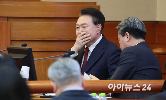 윤석열 대통령이 6일 서울 종로구 헌법재판소 대심판정에서 열린 탄핵 심판 6차 변론에 출석해 변호인과 대화하고 있다. [사진=사진공동취재단]