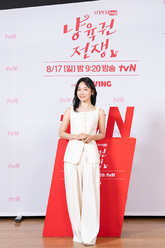 배우 김슬기가 지난 11일 오후 온라인 생중계로 진행된 tvN 'O&rsquo;PENing(오프닝) 2025' 스페셜 토크에 참석해 포즈를 취하고 있다. [사진=CJ ENM]