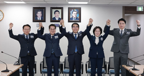 6&middot;3 지방선거 경기도지사에 도전하는 더불어민주당 예비후보들이 24일 서울 영등포구 여의도 더불어민주당 중앙당사에서 열린 광역단체장 후보 면접에서 기념 촬영하고 있다. [사진=연합뉴스]