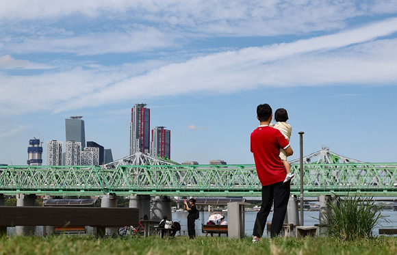 맑은 날씨에 서울 용산구 노들섬 한강변에서 시민들이 휴식을 취하고 있다. [사진=연합뉴스]
