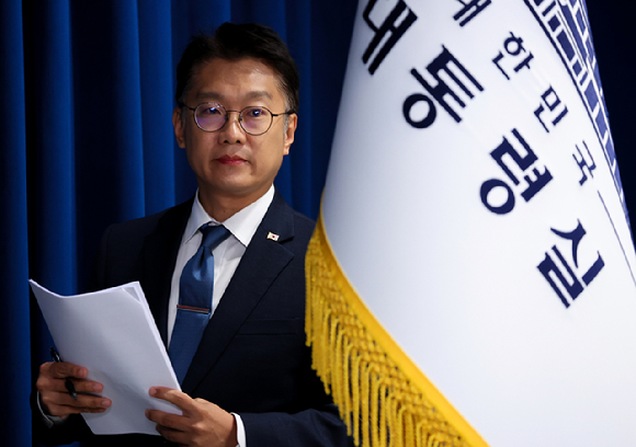 김남준 대통령실 대변인이 23일 이날 열린 수석보좌관회의 관련 브리핑을 위해 서울 용산 대통령실 브리핑룸에 들어서고 있다. 2025.10.23 [사진=연합뉴스]