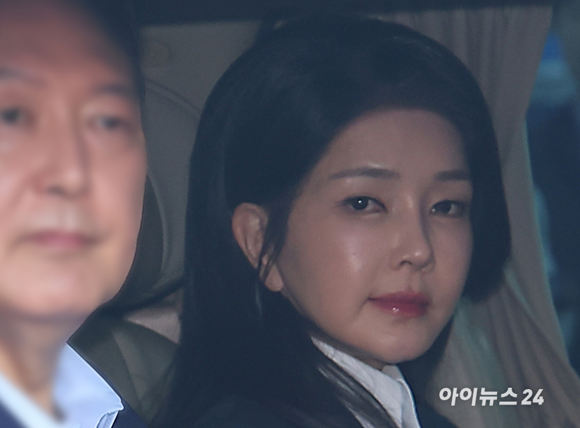 윤석열 전 대통령과 김건희 여사가 탄 차량이 지난 11일 오후 서울 용산구 한남동 대통령 관저를 떠나 서초동 사저로 이동하고 있다. [사진=정소희 기자]