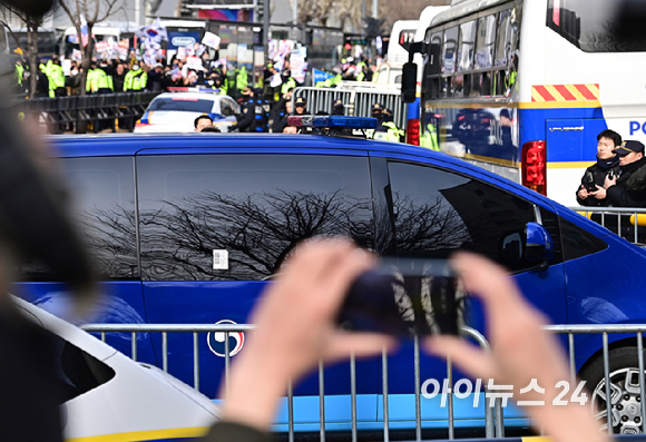 내란 수괴와 직권남용 등의 혐의를 받는 윤석열 대통령의 구속 전 피의자 심문(영장실질심사)을 앞둔 18일 서울 마포구 서부지방법원에 윤 대통령이 탑승한 호송차량이 도착하고 있다. [사진=곽영래 기자]