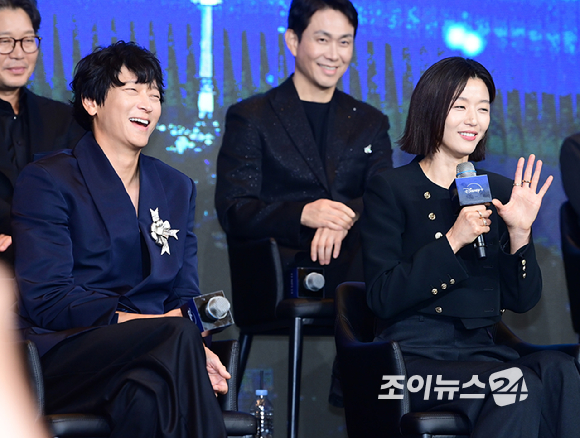 배우 강동원과 전지현이 2일 오전 서울 종로구 포시즌스 호텔에서 진행된 디즈니 플러스 오리지널 시리즈 '북극성' 제작발표회에 참석하고 있다. [사진=정소희 기자]