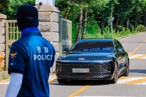 12·3 비상계엄과 관련해 특검의 수사를 받는 윤석열 전 대통령이 두 번째 구속 전 피의자 심문(영장실질심사)을 받기 위해 지난 9일 오후 서울 서초구 중앙지법으로 출석하고 있다. [사진=사진공동취재단]