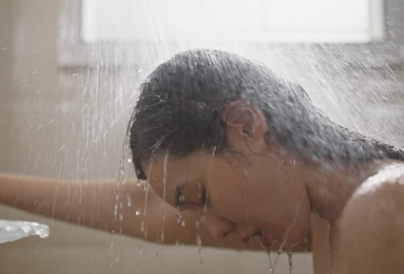 샤워할 때 과도하게 씻는 습관이 오히려 피부 장벽을 약화시킬 수 있다는 지적이 제시됐다. 사진은 본 기사 내용과 무관. [사진=픽사베이 @Alexas_Fotos]