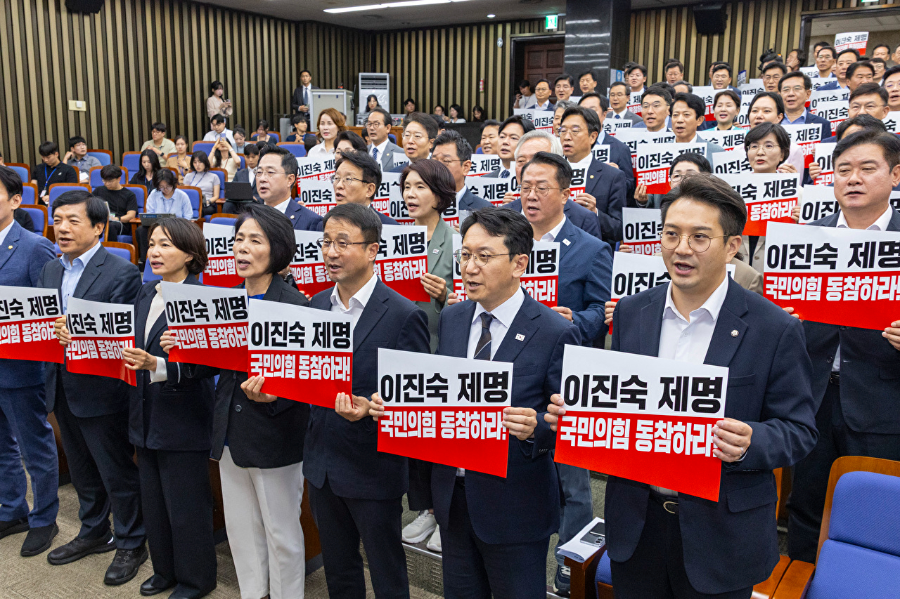 더불어민주당 한병도 원내대표를 비롯한 소속 의원들이 26일 국회에서 열린 의원 총회에서 국민의힘 이진숙 의원이 5.18을 왜곡하고 폄훼했다며 손팻말을 들고 이 의원의 사퇴를 촉구하고 있다. 2026.8.26 [사진=연합뉴스]