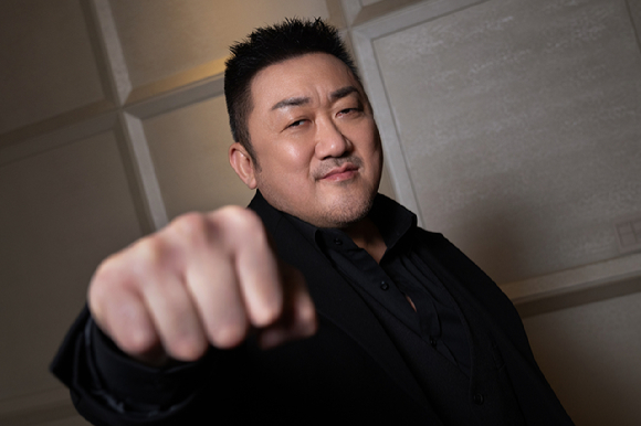 배우 마동석이 영화 '거룩한 밤: 데몬 헌터스' 인터뷰에 앞서 포즈를 취하고 있다. [사진=롯데엔터테인먼트]