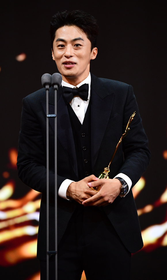 배우 구교환이 19일 인천광역시 중구 파라다이스시티에서 열린 '제1회 청룡시리즈어워즈' 시상식에서 'DP'로 신인 남우상을 수상하고 소감을 전하고 있다. [사진=청룡시리즈어워즈 사무국]