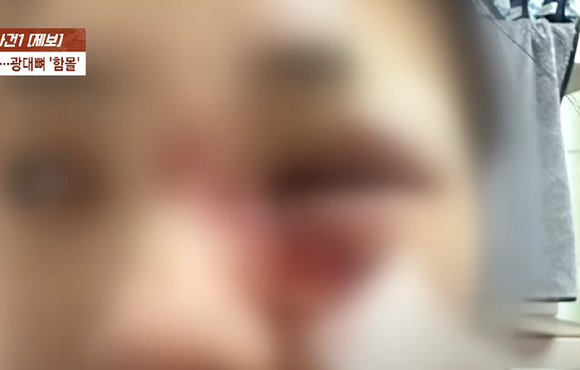 남자친구에게 이별을 통보했다가 폭행에 감금까지 당한 20대 여성의 사연이 전해졌다. 사진은 사건 당시 남성에게 폭행 당하는 여성의 모습. [사진=JTBC]