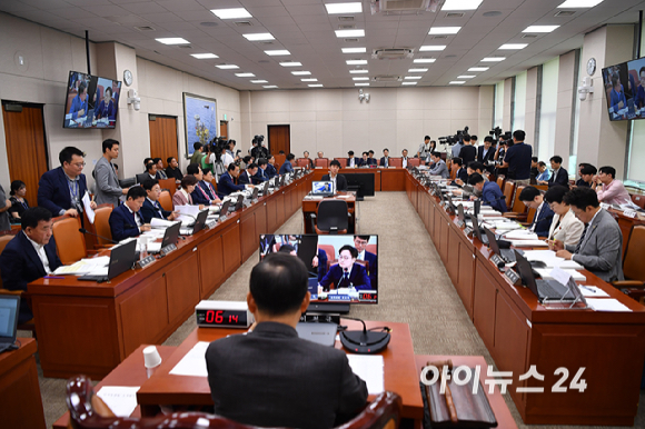 김정관 산업통상자원부 장관 후보자가 17일 오전 서울 여의도 국회 산업통상자원중소벤처기업 위원회 전체회의에서 열린 인사청문회에서 질의에 답변하고 있다. [사진=곽영래 기자]