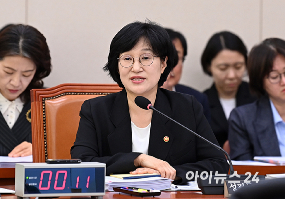 원민경 성평등가족부 장관이 28일 서울 여의도 국회애서 열린 성평등가족위원회의 성평등가족부 등에 대한 국정감사에서 질의에 답변하고 있다. [사진=곽영래 기자]