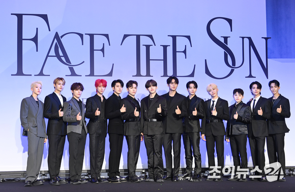 그룹 세븐틴(Seventeen)이 27일 오전 서울 여의도 콘래드호텔에서 열린 세븐틴 정규 4집 '페이스 더 선'(Face the Sun) 발매 기념 글로벌 기자간담회에 참석해 포토타임을 갖고 있다. [사진=정소희 기자]