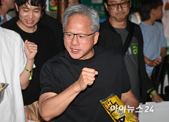 젠슨 황 엔비디아 최고경영자(CEO)가 5일 서울 마포구 서교동의 한 고깃집에서 최태원 SK회장, 구광모 LG회장, 이해진 네이버 의장과 삼겹살 회동에서 시민들에게 HBM 칩을 나눠주고 있다. [사진=곽영래 기자]