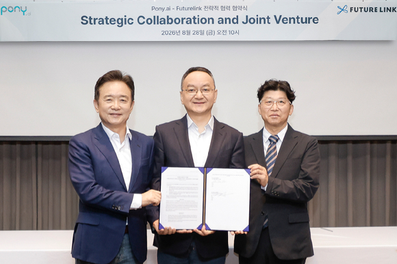 남경필 퓨처링크&middot;포니링크 회장(왼쪽부터)과, 제임스 펑(James Peng) Pony.ai 공동창업자 겸 CEO, 차두원 퓨처링크 대표이사 지난 28일 서울 여의도 콘래드 서울에서 전략적 협력 협약식을 체결하고 있다. [사진=한국자동차기자협회]