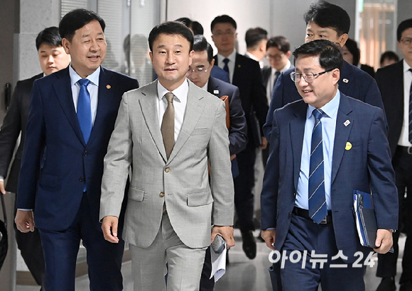더불어민주당 한병도 대표 직무대행 겸 원내대표, 구윤철 부총리 겸 재정경제부 장관, 김성환 기후에너지환경부 장관 등이 13일 서울 여의도 국회에서 열린 2026 하반기 경제성장전략 당정협의에 참석하고 있다. [사진=곽영래 기자]