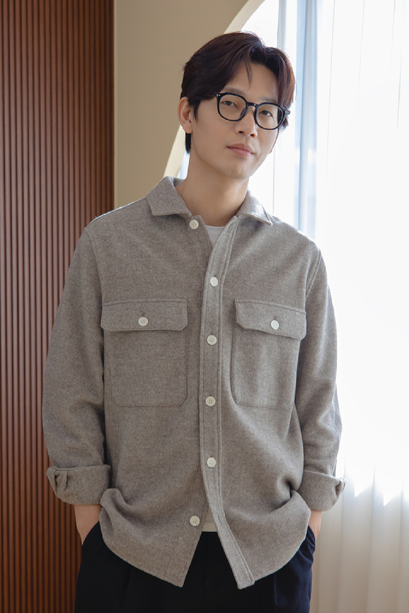 배우 김도윤이 넷플릭스 '지옥' 인터뷰에 앞서 포즈를 취하고 있다. [사진=저스트엔터테인먼트]